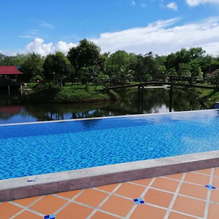 Api-api Eco Resort Pantai Kok Esterno foto