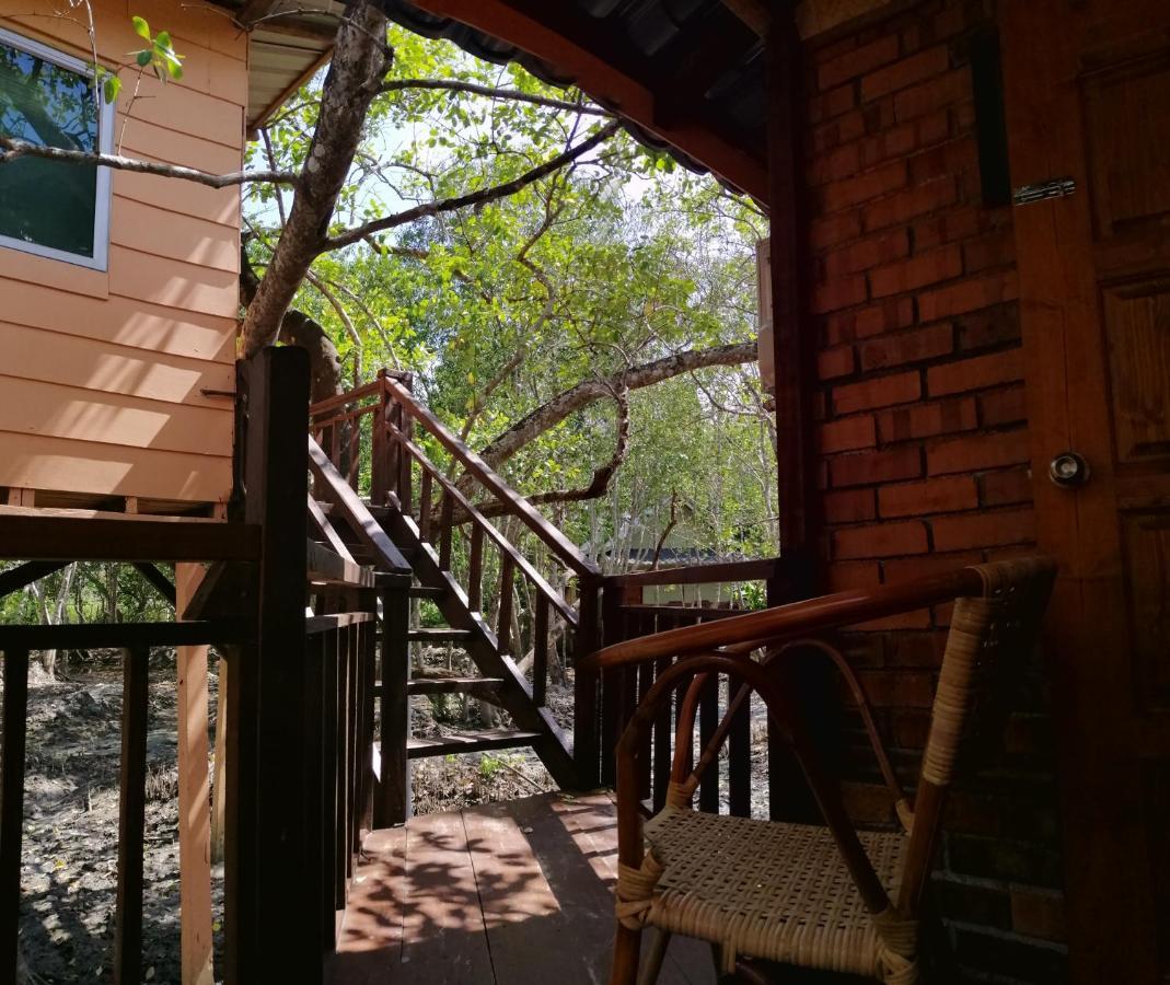 Api-api Eco Resort Pantai Kok Esterno foto