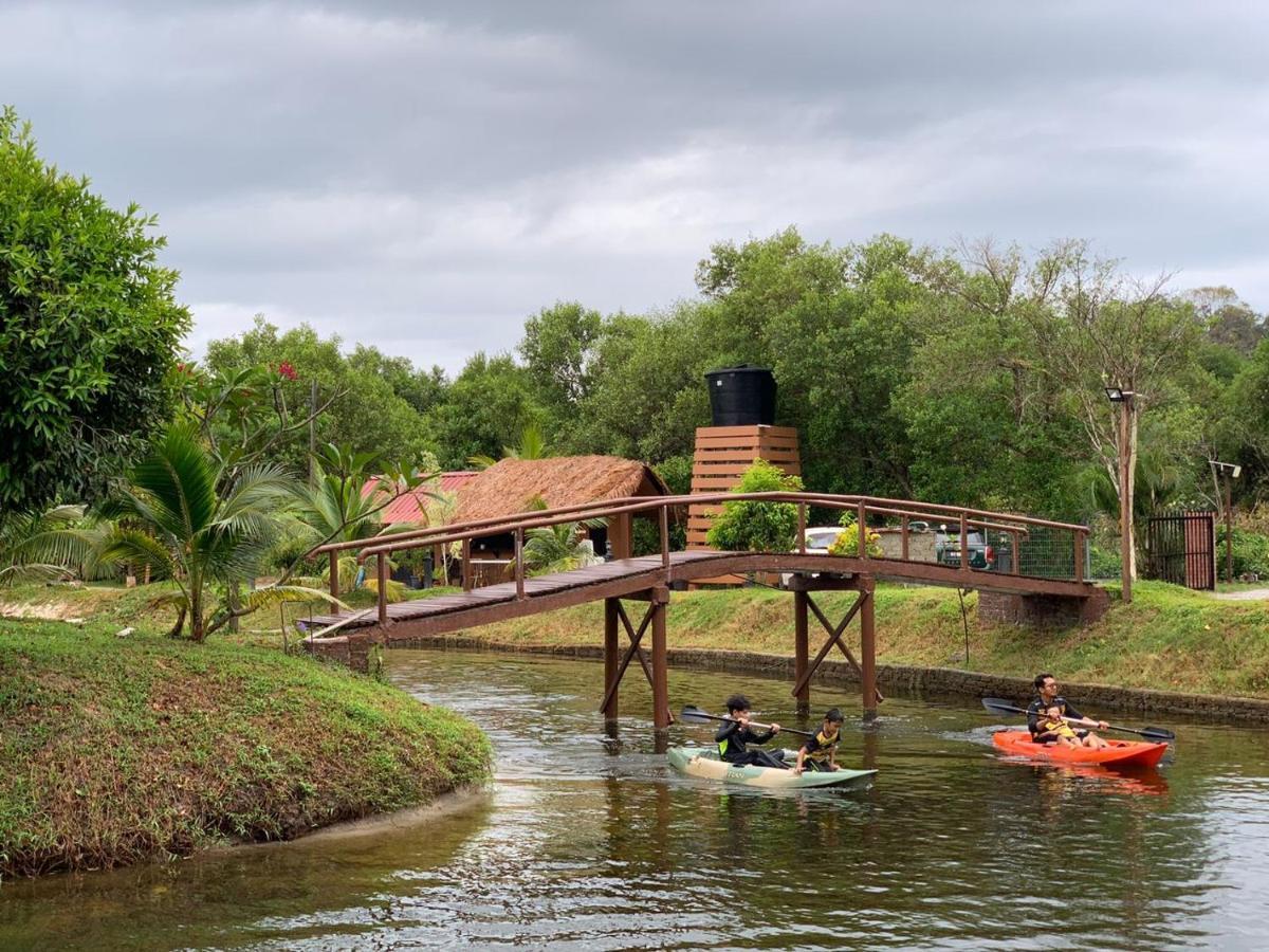 Api-api Eco Resort Pantai Kok Esterno foto
