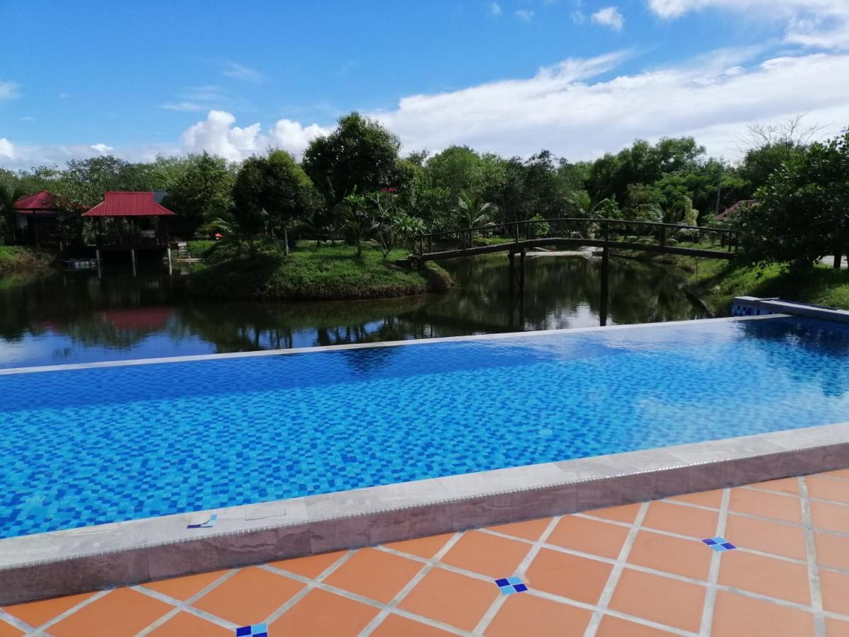 Api-api Eco Resort Pantai Kok Esterno foto