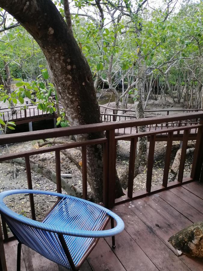 Api-api Eco Resort Pantai Kok Esterno foto