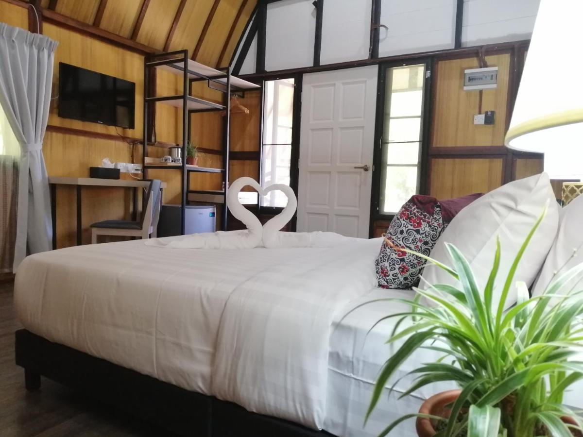 Api-api Eco Resort Pantai Kok Esterno foto