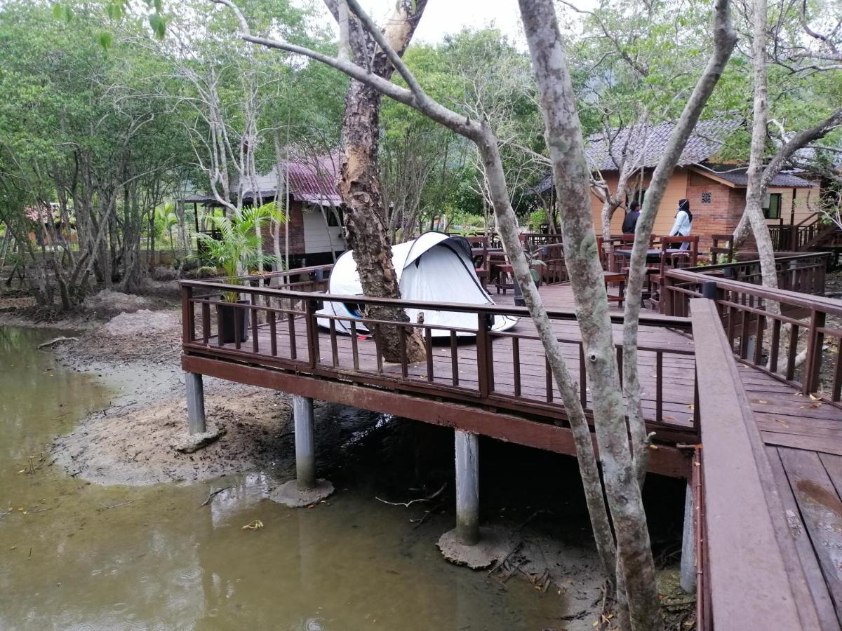 Api-api Eco Resort Pantai Kok Esterno foto
