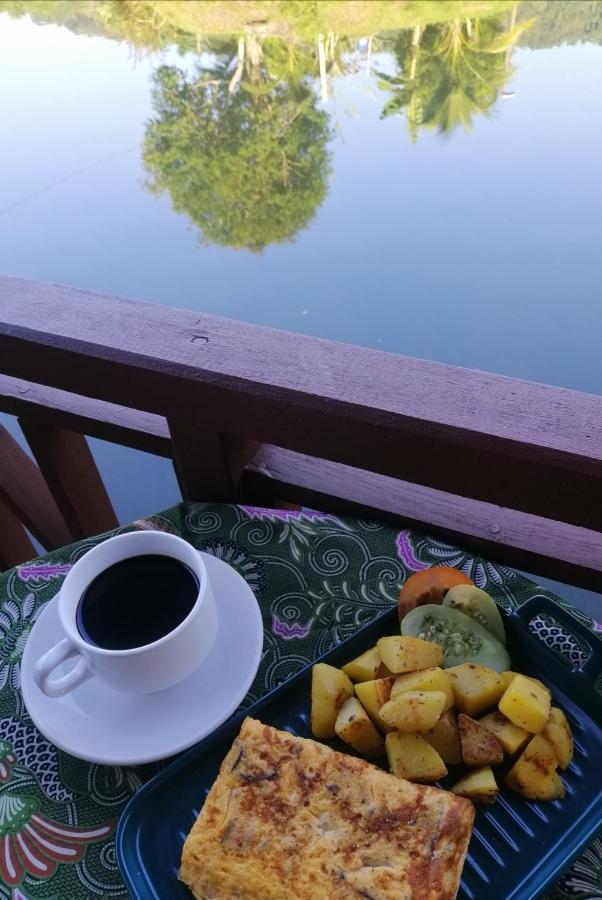 Api-api Eco Resort Pantai Kok Esterno foto
