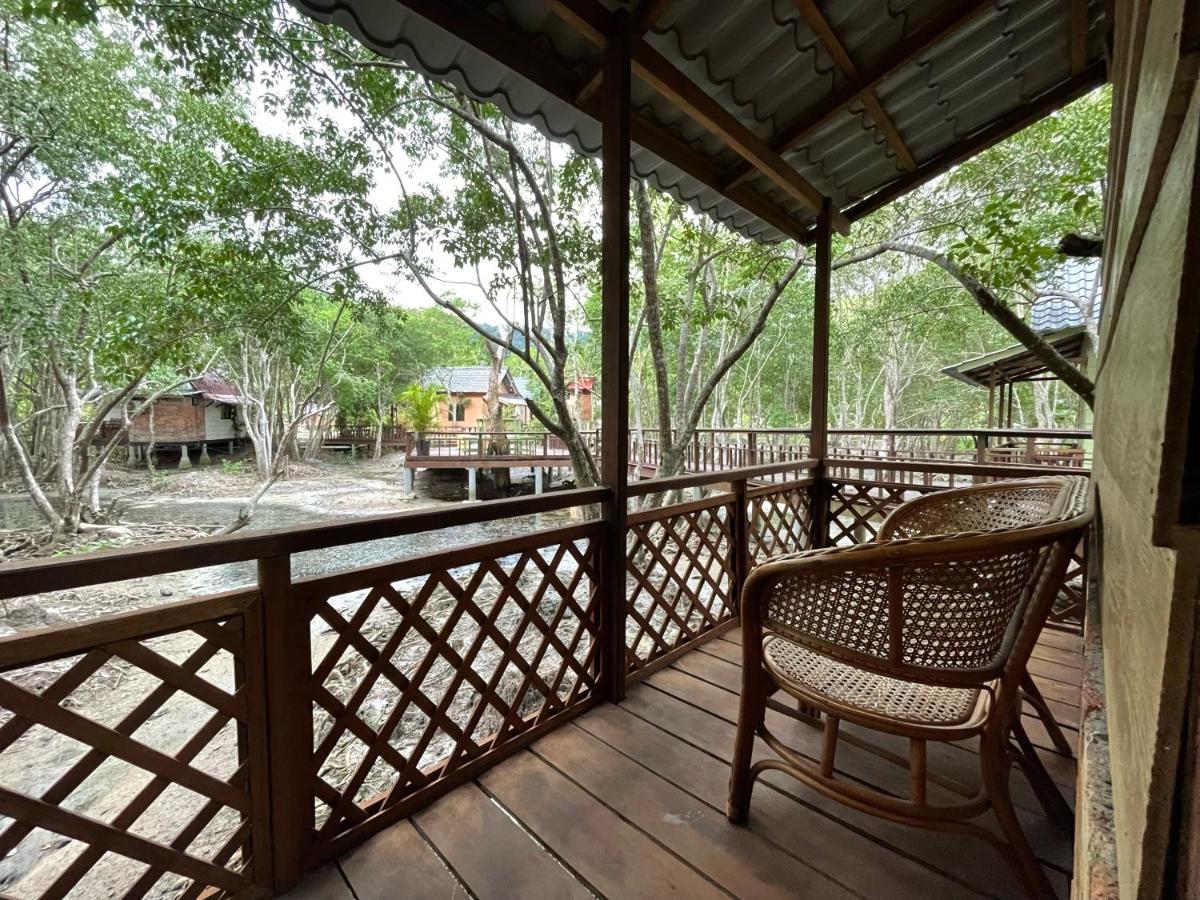 Api-api Eco Resort Pantai Kok Esterno foto